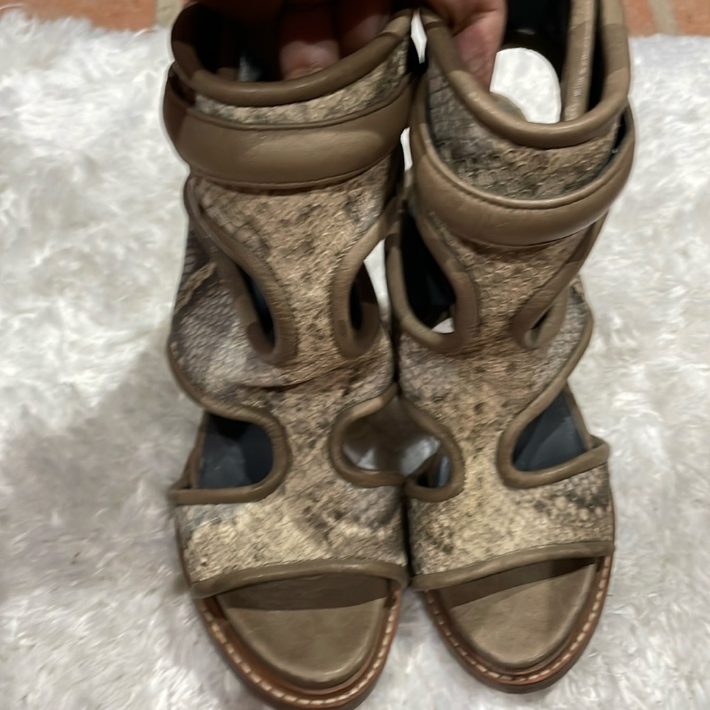 Elegant heels snake. Size 9